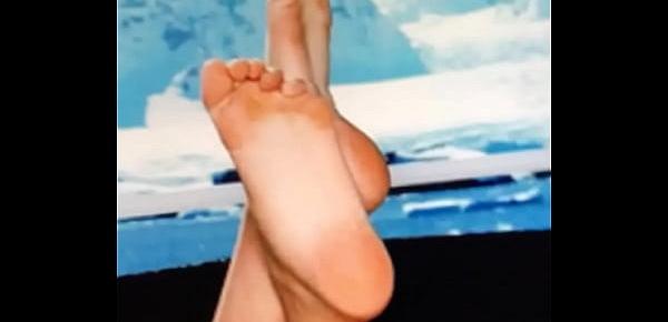  Cumming on kate upton’s feet